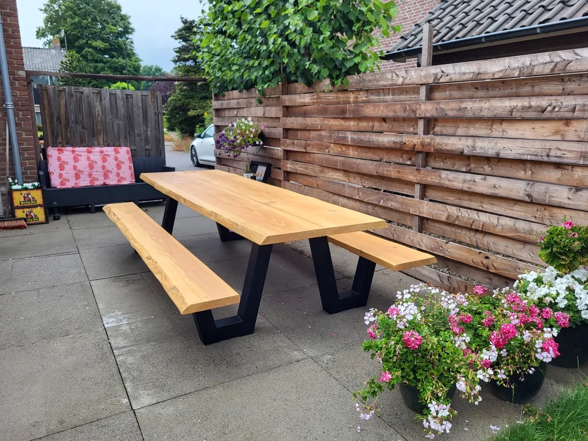 Industrieller Picknicktisch mit Stahlgestell auf einer Terrasse