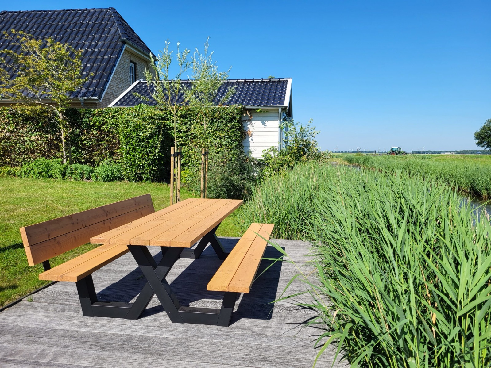 Picknicktisch auf einer Terrasse am Schilfufer